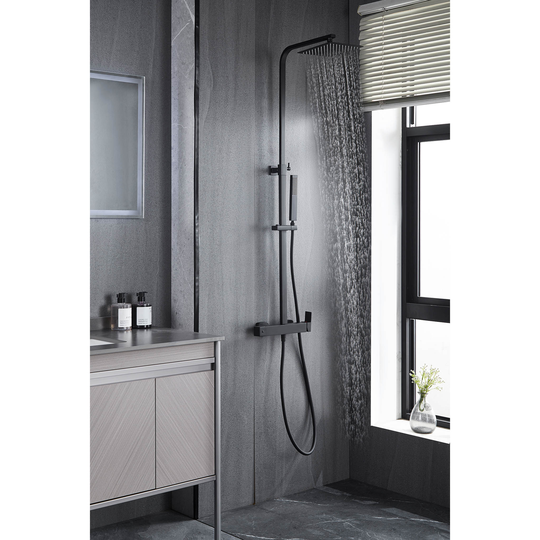 Takduschset i industridesign | Svart
