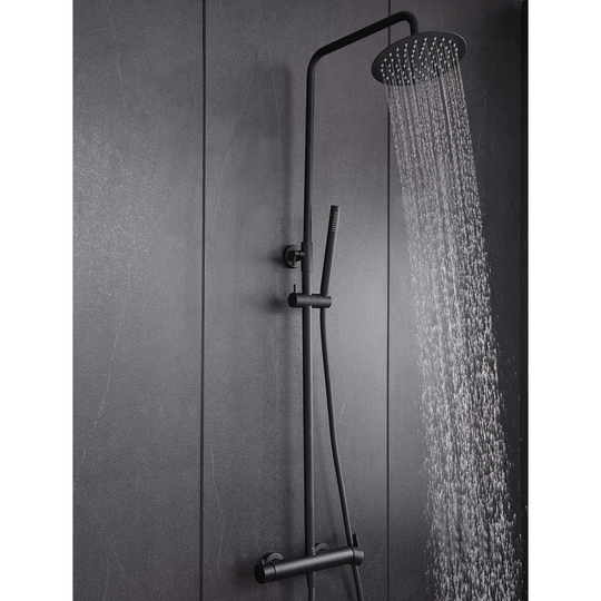 Svart takduschset med handdusch i rundad design